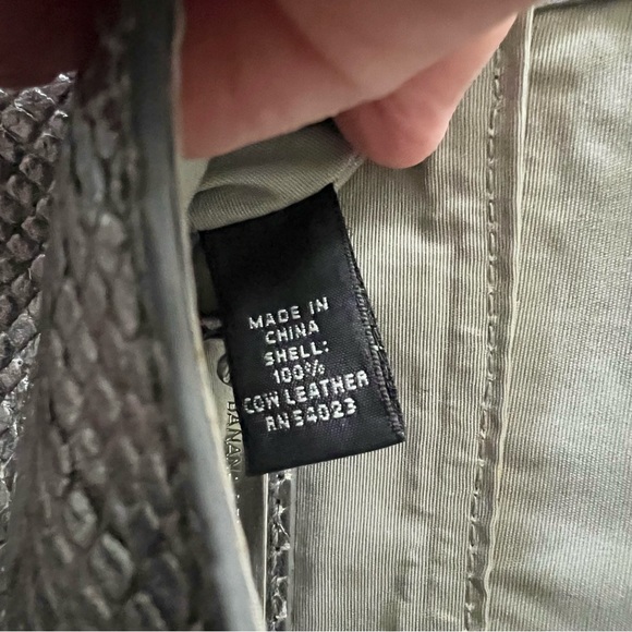 Leather small crossbody bag Banana Republic metallic silver on trend. - Picture 7 of 9